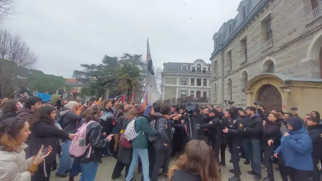 Polis ve öğrenciler kampüste karşı karşıya