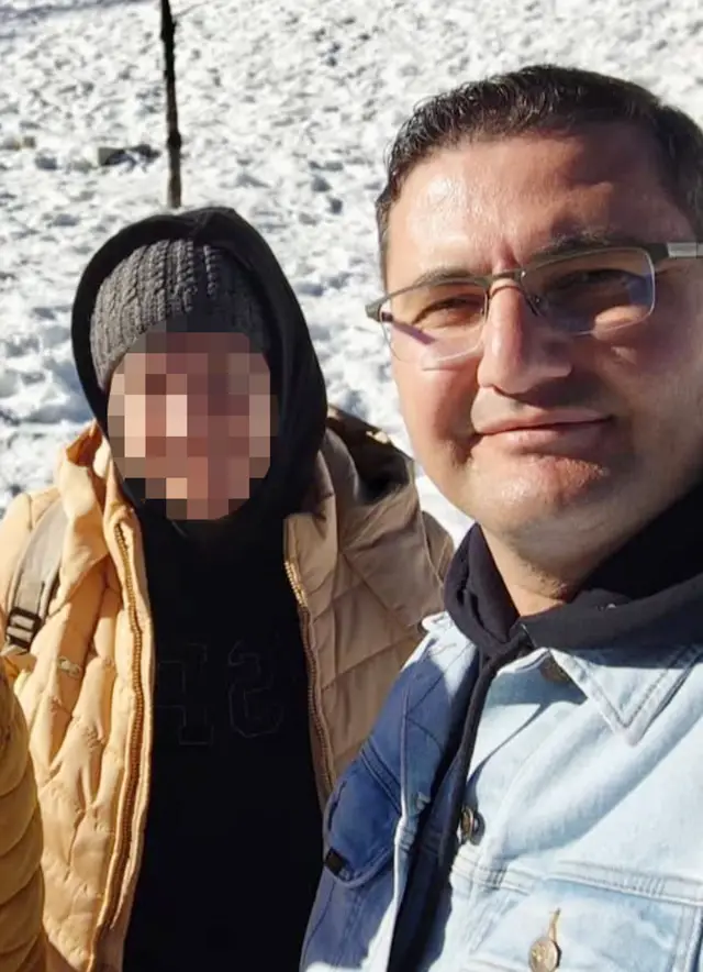 Tuvalette bulunan güvenlik görevlisi