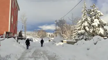 Temizlik ekipleri kar temizliğinde