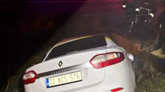 Şarampole devrilen otomobil