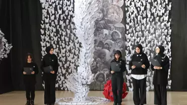 Sergideki beyaz kelebek temalı tablo ve heykel