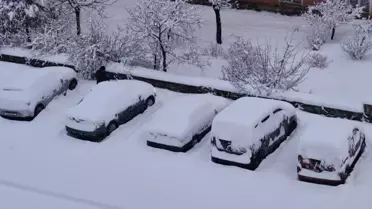 Erzurum’da kar birikintileriyle kapalı mahalle yolu