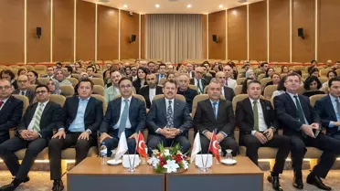 Seminerde sunum yapan konuşmacı