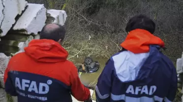 Kaza sonrası araç ve su birikintisi