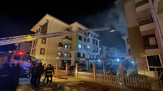 Yangın sonrası duman içinde kalan Karaman binası