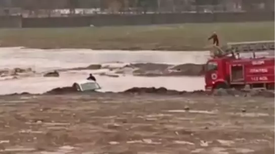 İtfaiye ekibi göletteki kişileri kurtarıyor