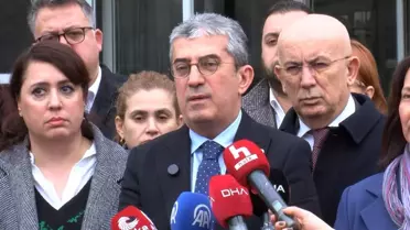 Mahkeme salonunda dosya incelemesi