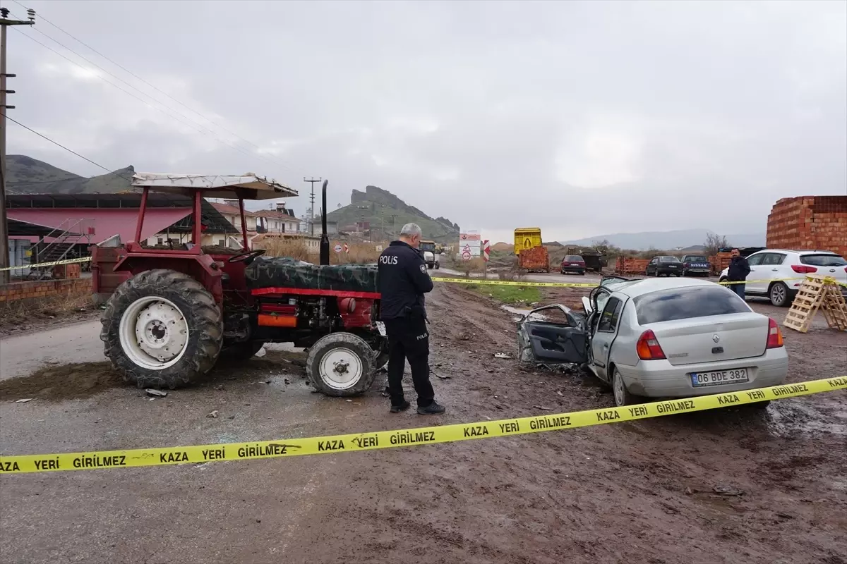 Osmancık'ta Trafik Kazası: Otomobil ve Traktör Çarpıştı, 1 Kişi Hayatını Kaybetti