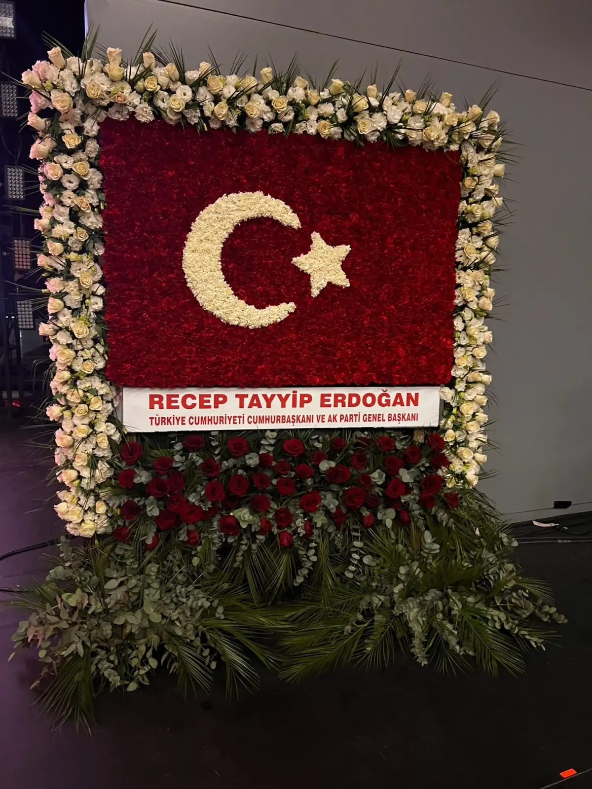 Erdoğan, Bahçeli'ye 57. Yıl Dönümü İçin Türk Bayrağı Motifli Çiçek Gönderdi