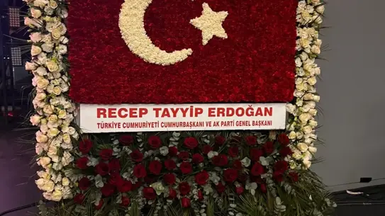 Türk bayrağı motifli tebrik çiçeği detayı