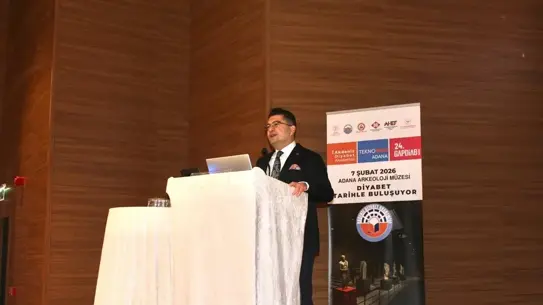 Toplantı salonunda konuşma yapan uzman