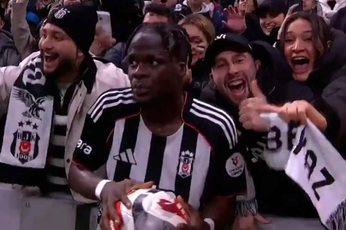 Junior Olaitan’ın Taç Atışı Selfie'si 2-2’lik Maçta Gündemi Salladı