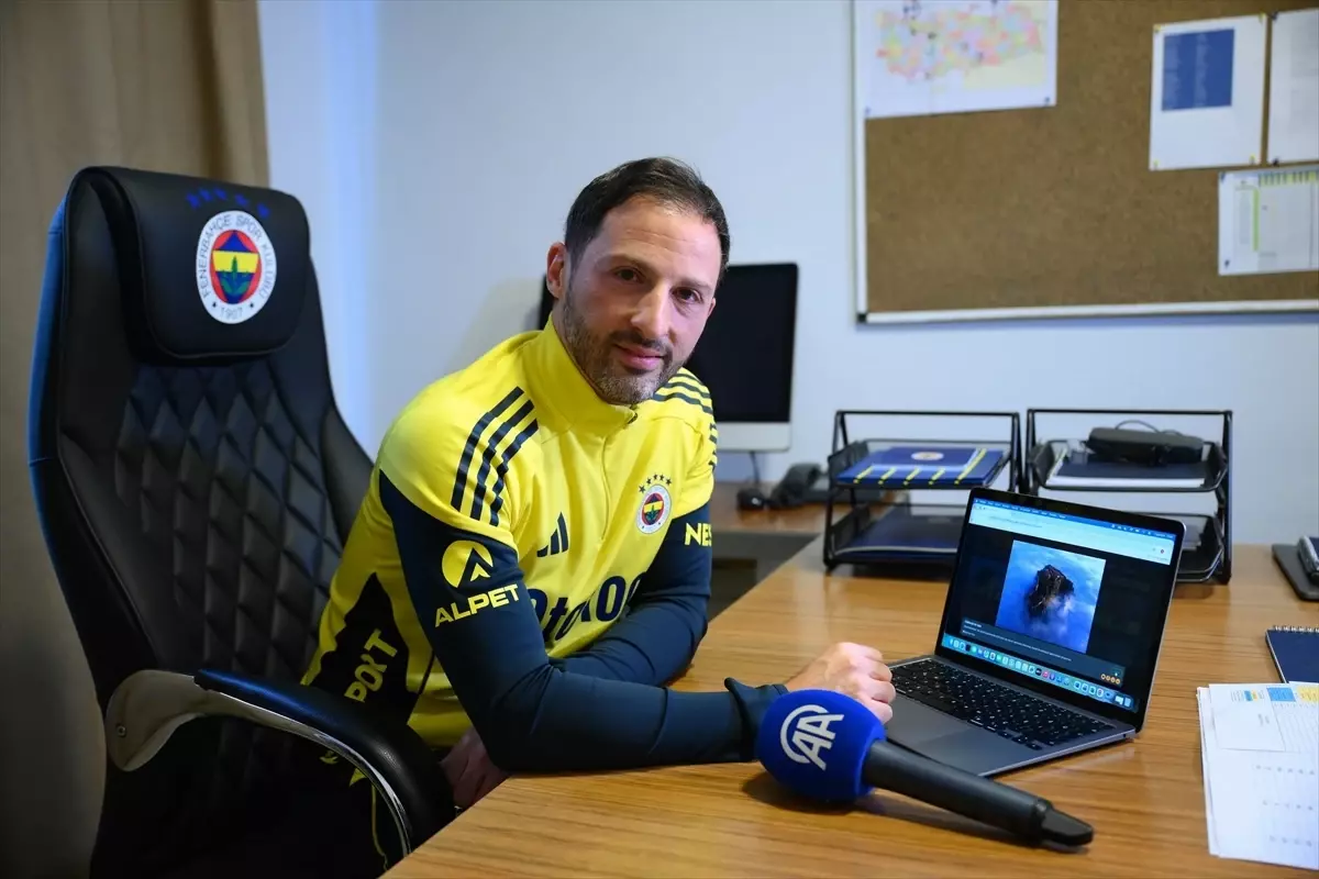 Fenerbahçe Teknik Direktörü Tedesco, AA’nın Yılın Kareleri Oylamasını İnceledi