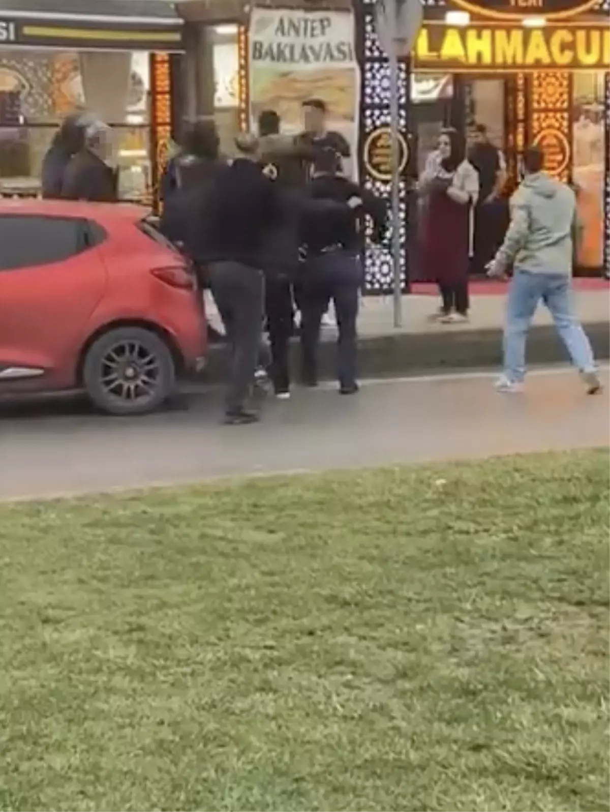 Arnavutköy’de Bir Kişiye Birden Fazla Saldırganın Şiddetli Saldırısı Görüntülendi