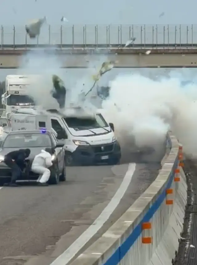 Patlayıcı sonrası hasar gören zırhlı araç