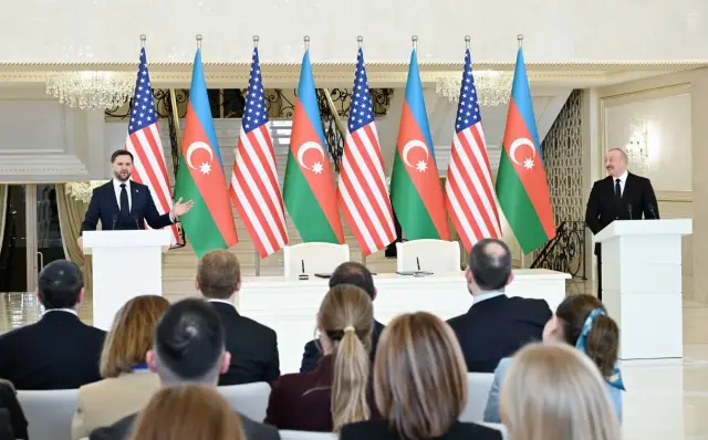 Vance ve Aliyev el sıkışırken