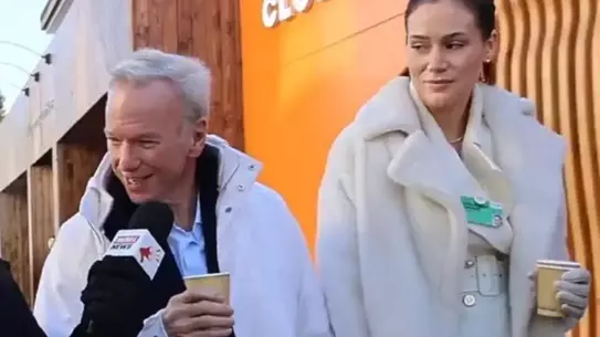 70 Yaşındaki Eski Google CEO’su Eric Schmidt, Bavyera Başbakanı’nın Kızı Gloria‑Sophie Burkandt ile Dünya Ekonomik Forumu’nda Görüldü
