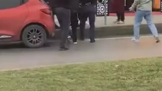 Arnavutköy’de Bir Kişiye Birden Fazla Saldırganın Şiddetli Saldırısı Görüntülendi