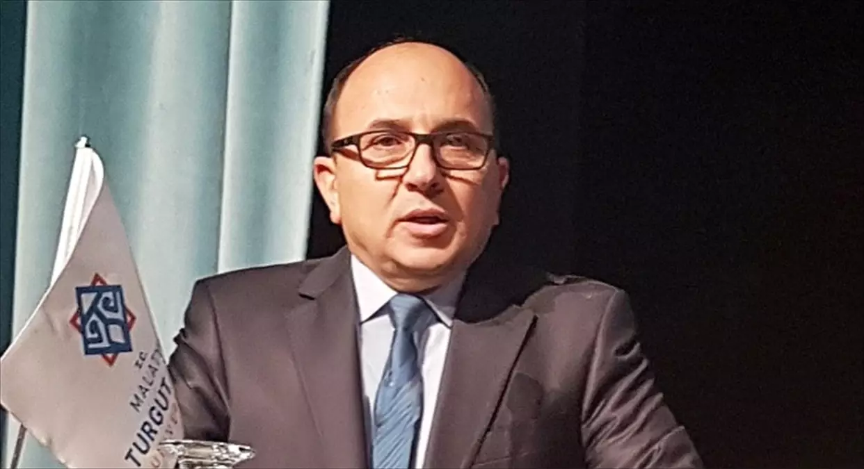 Kuraklık etkisi altındaki kayısı bahçesi