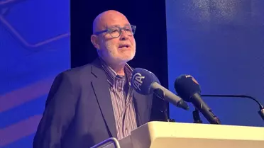 Zirve salonunda konuşma yapan panelist