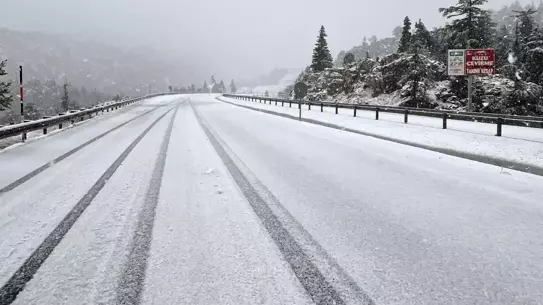 Karla kaplı Konya otoyolu
