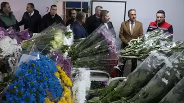 Mezatta sergilenen Sevgililer Günü çiçek aranjmanları