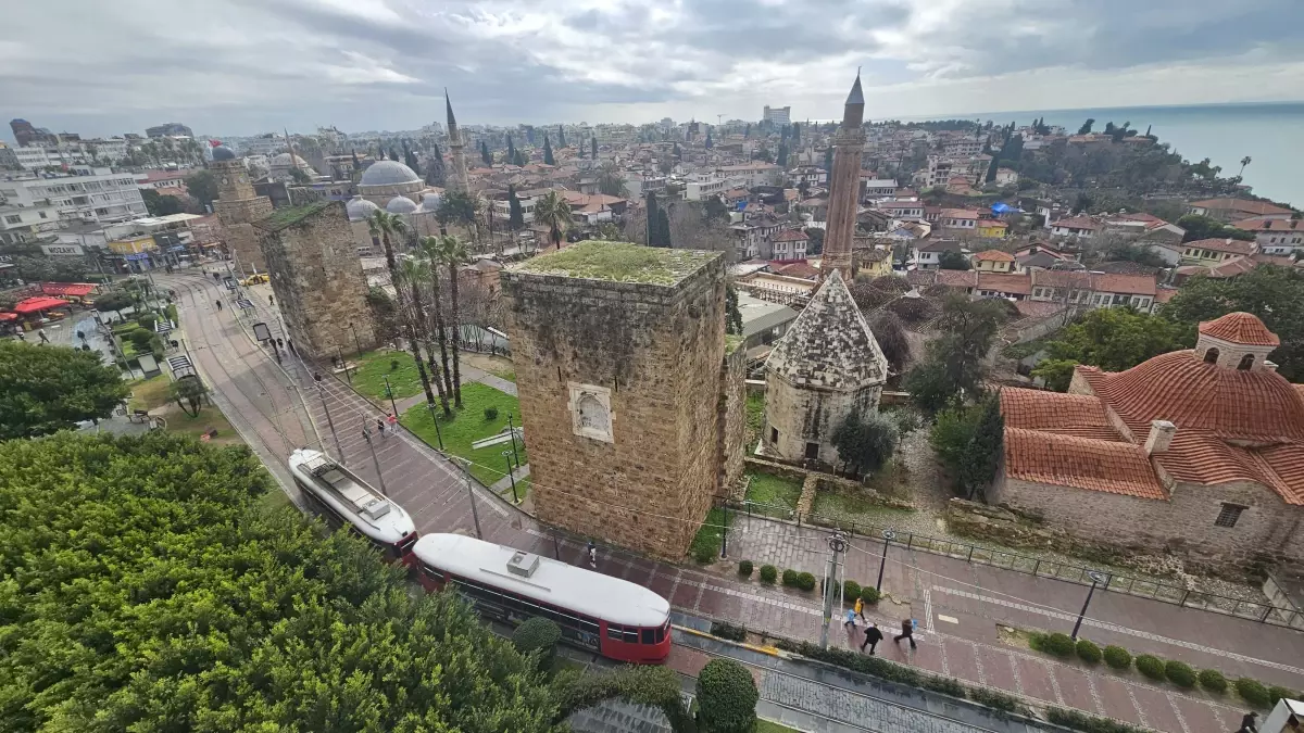 Antalya’da 2 Bin Yıllık Roma Burçları Tramvay Titreşimleri Nedeniyle Çökme Tehlikesiyle Karşı Karşıya