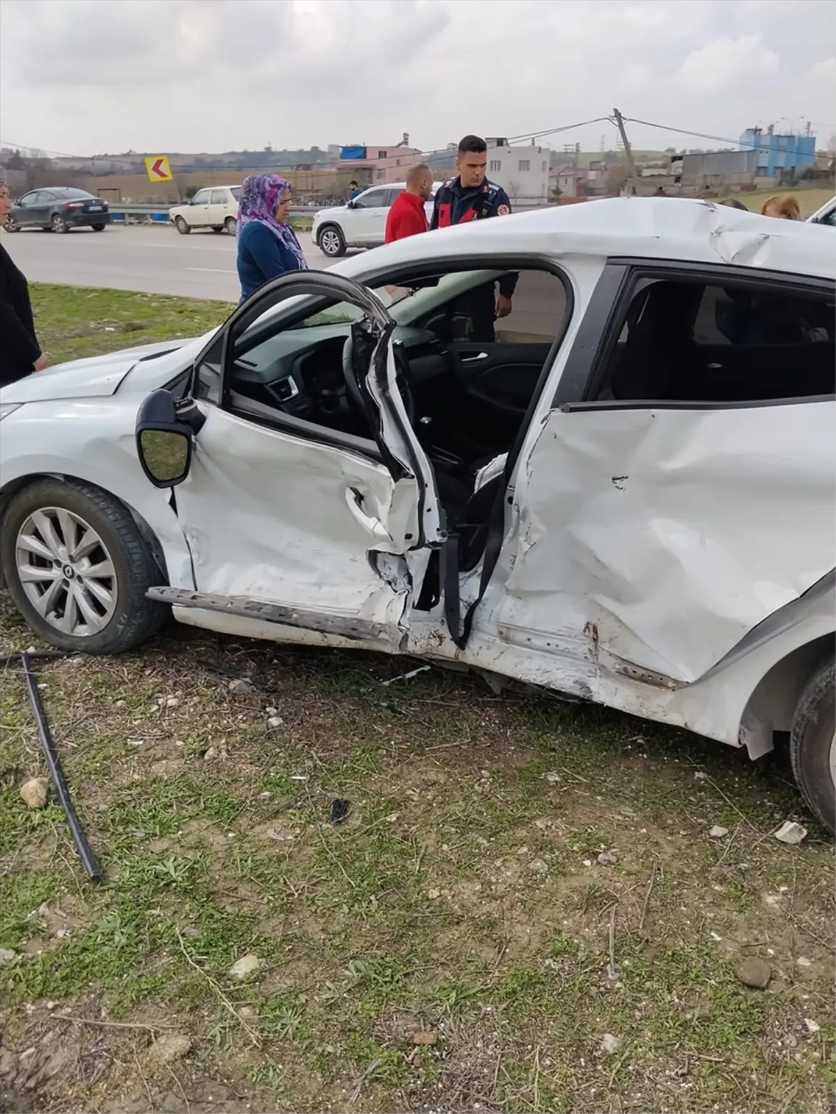 Adana Sarıçam'da İki Araç Çarpıştı: 3 Kişi Hastaneye Kaldırıldı