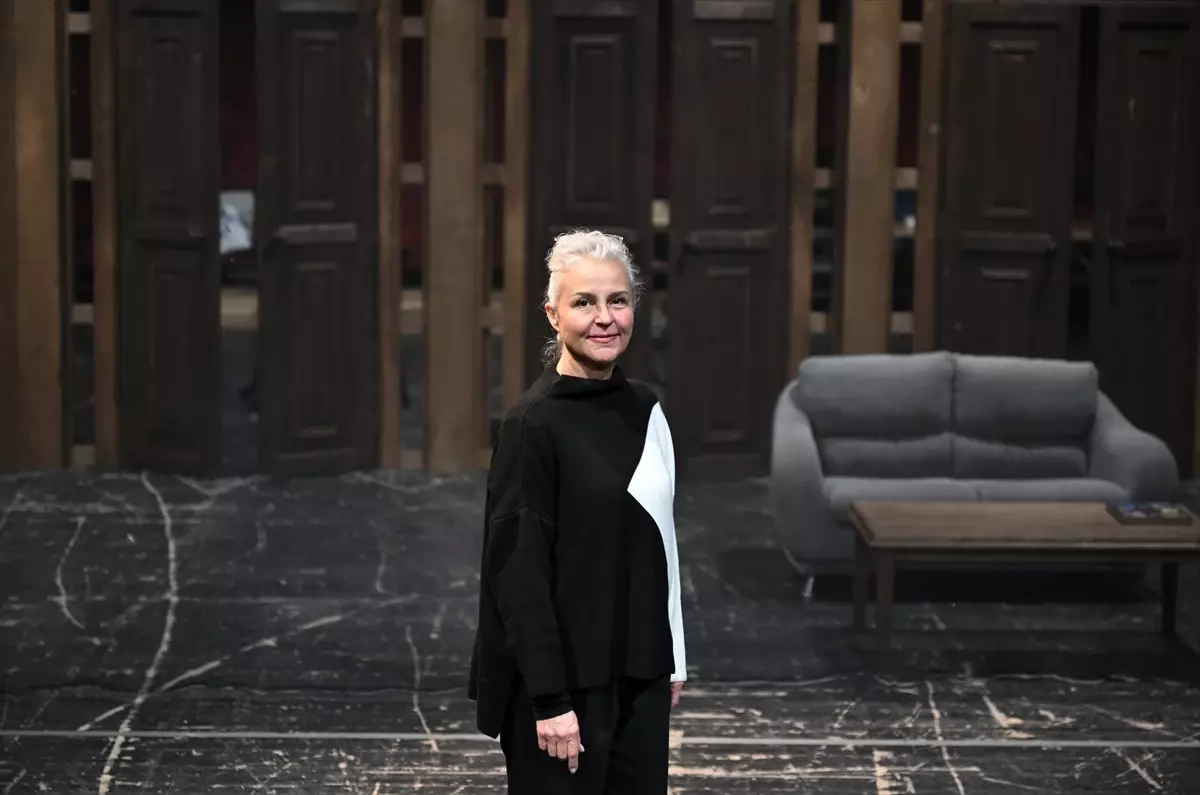 Ankara’da “Dosya: Kelebek” Oyunu Alzheimer’ın Sessiz Hikayesini Sahneye Taşıyor