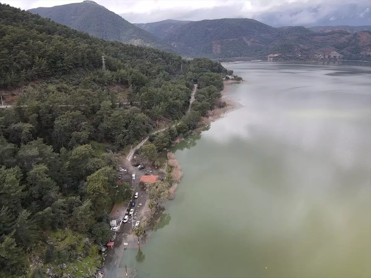 Köyceğiz Gölü'nde beklenmedik taşkın: Yürüyüş yolları ve kaplıcalar su altında
