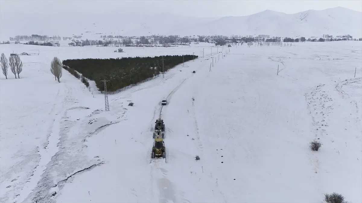 Kar Şiddeti Bayburt ve Gümüşhane'yi Sararken 32 Köyde Ulaşım Durduruldu