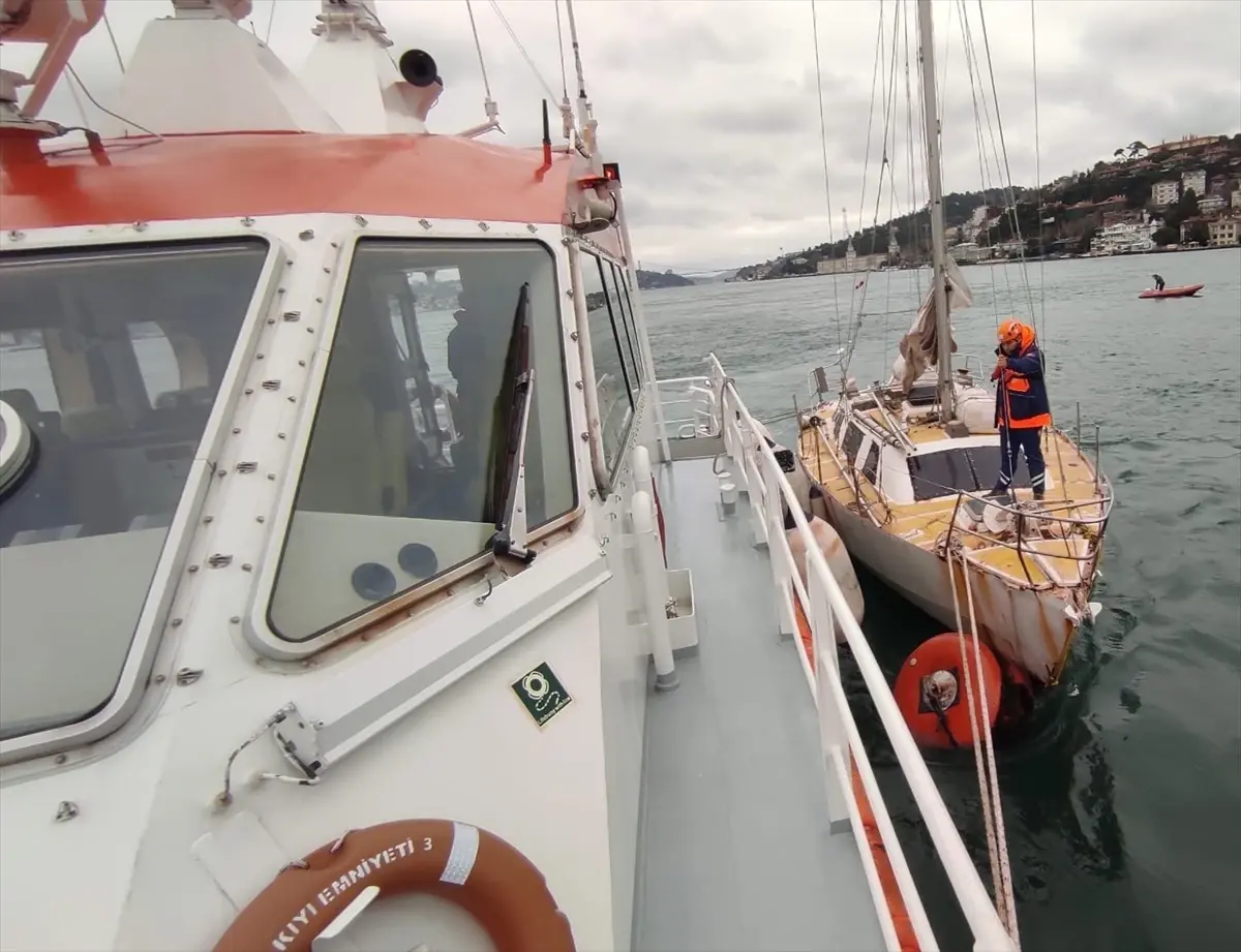 Beylerbeyi Sahilinde Sürüklenen Boş Tekne KEGM Tarafından Güvenli Bölgeye Alındı