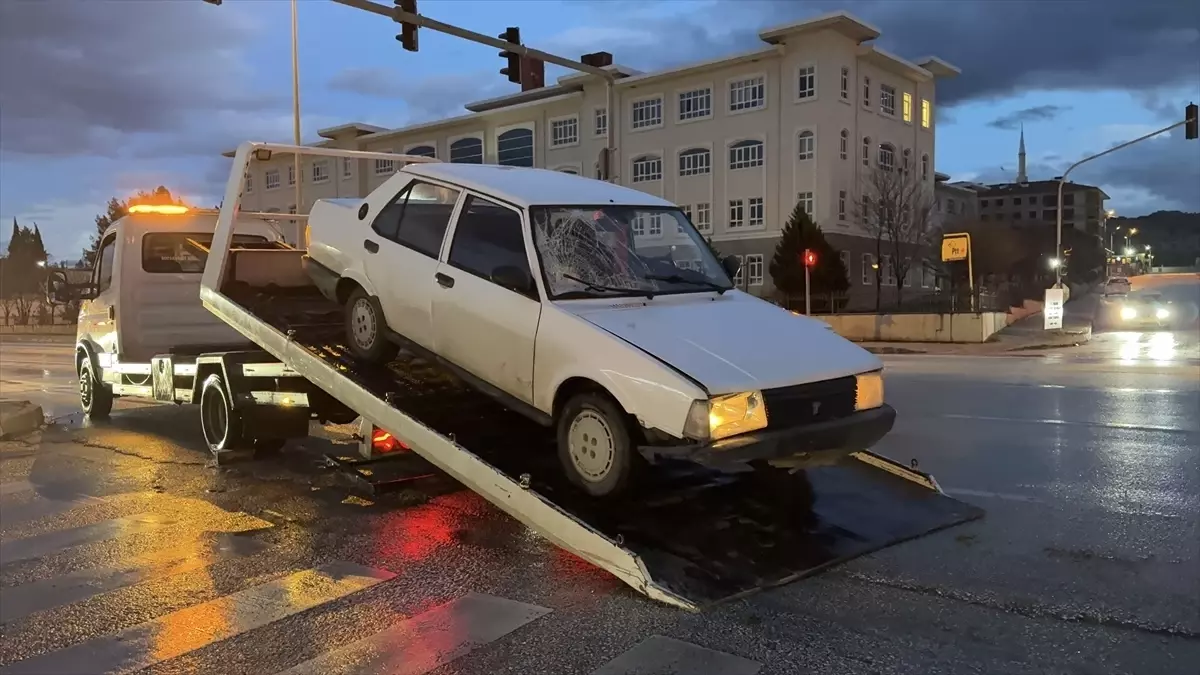 Burdur'da 24 Yaşındaki Kadın Otomobil Çarpması Sonucu Ağır Yaralı