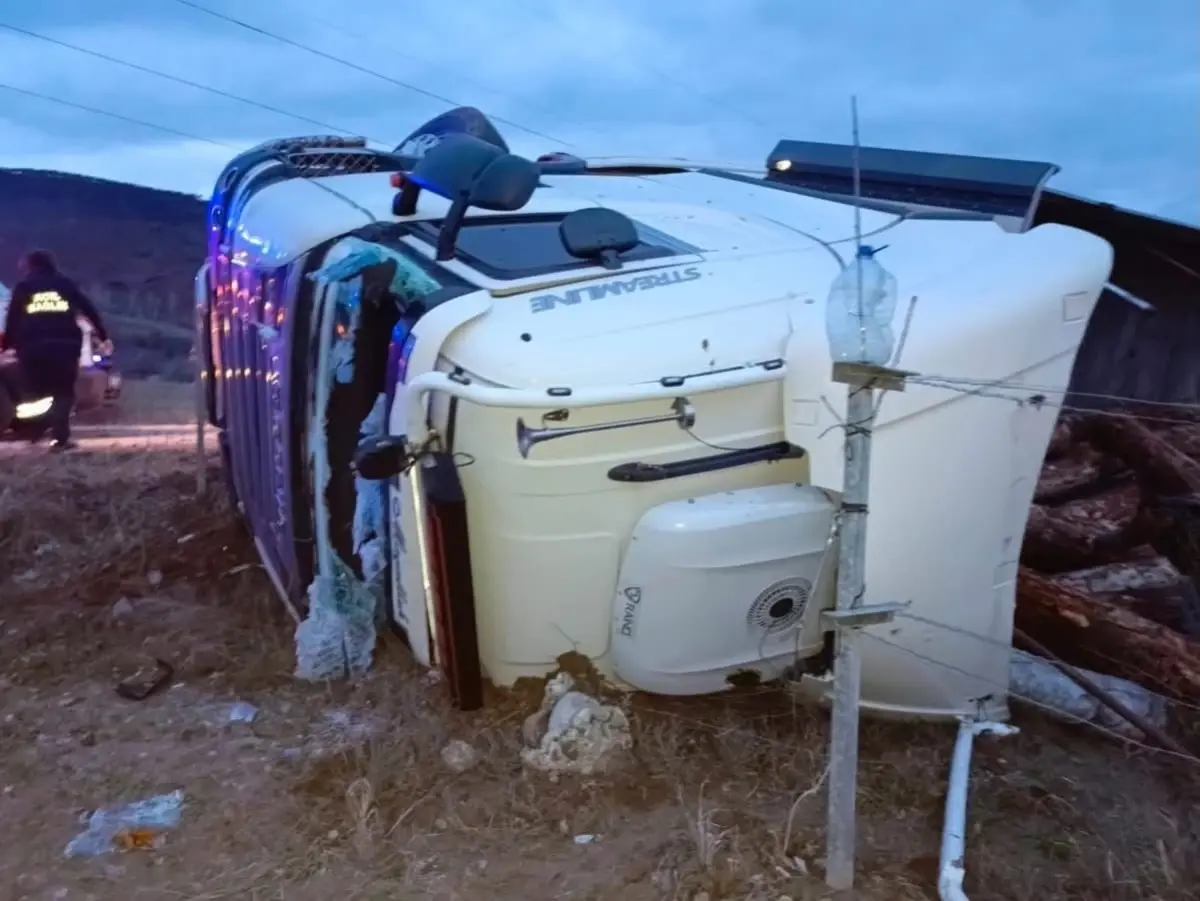 Çankırı’da Tomruk Yüklü TIR Devrildi: Sürücü Mehmet Küçükbaş Hayatını Kaybetti