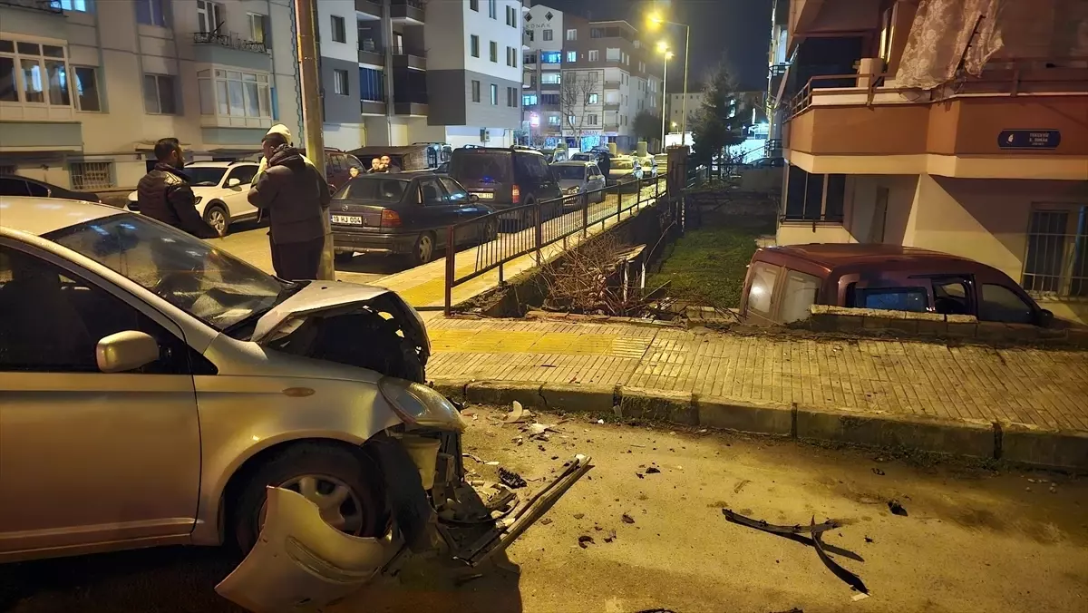 Çorum Ulukavak Mahallesi'nde Araç Çarpışması: 2 Yaralı