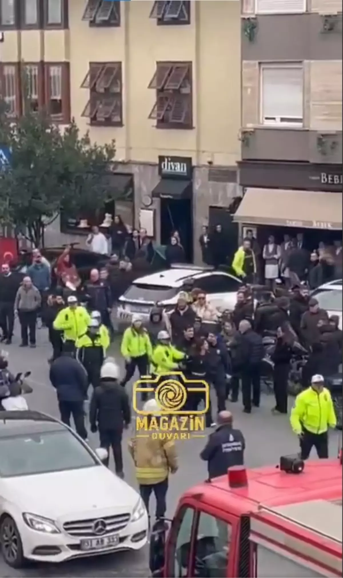 Kadın Sürücü Direksiyonda Dans Etti, Gözaltına Alındı: Trafik Kaosu ve Polis Müdahalesi