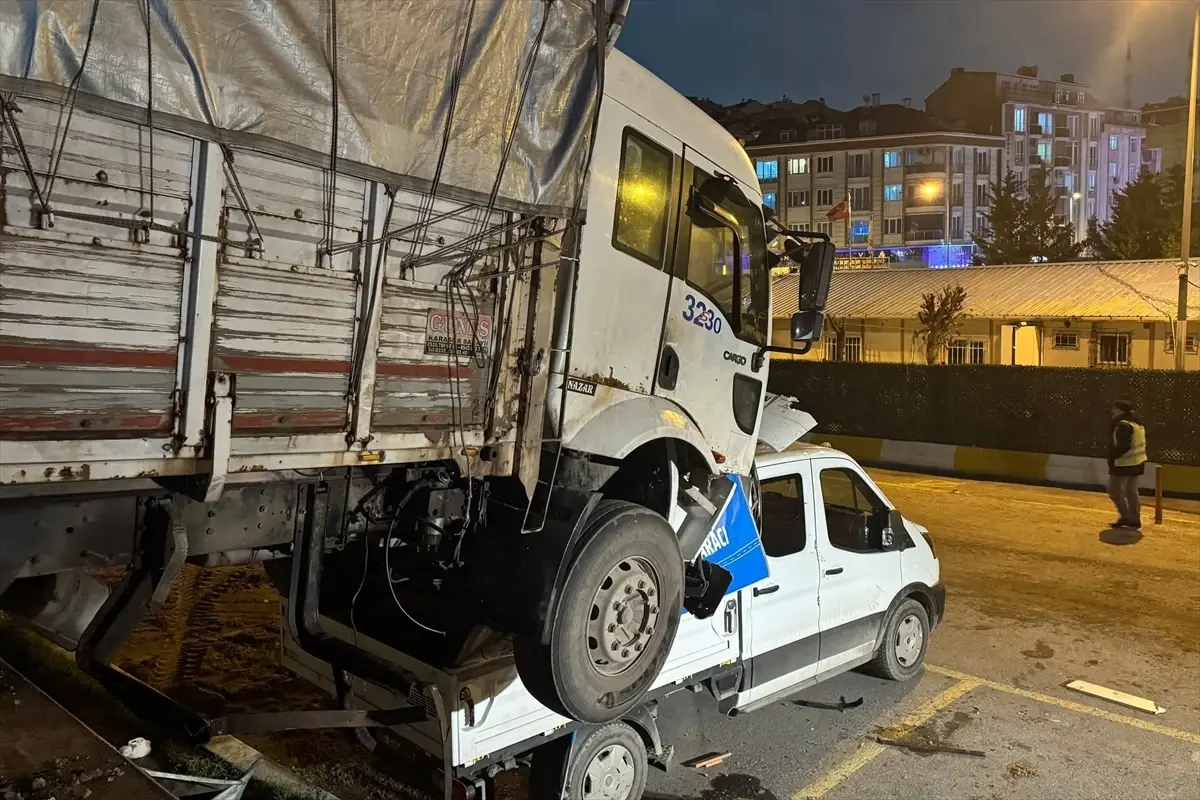 Esenyurt'ta Kamyon Kontrolsüz Kaydı: Park Halindeki Araç Hasar Aldı