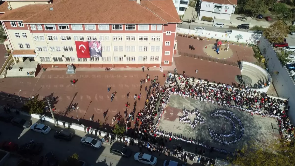 Keşan'da İlkokul Öğrencileri Bayrağa Saygı Gösterisiyle Ay Yıldız Oluşturdu