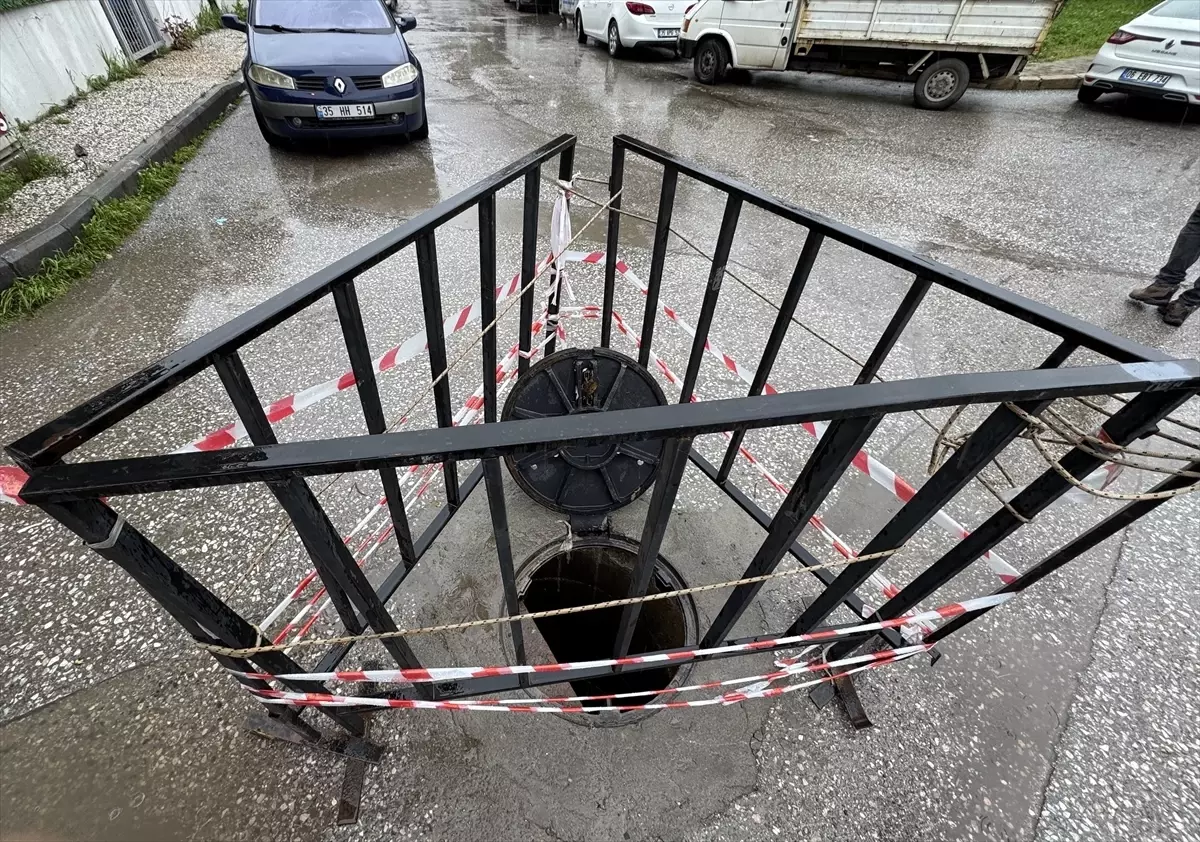 Gaziemir’de Yağış Sonrası Esnaf, Sokakları Suyundan Arındırdı