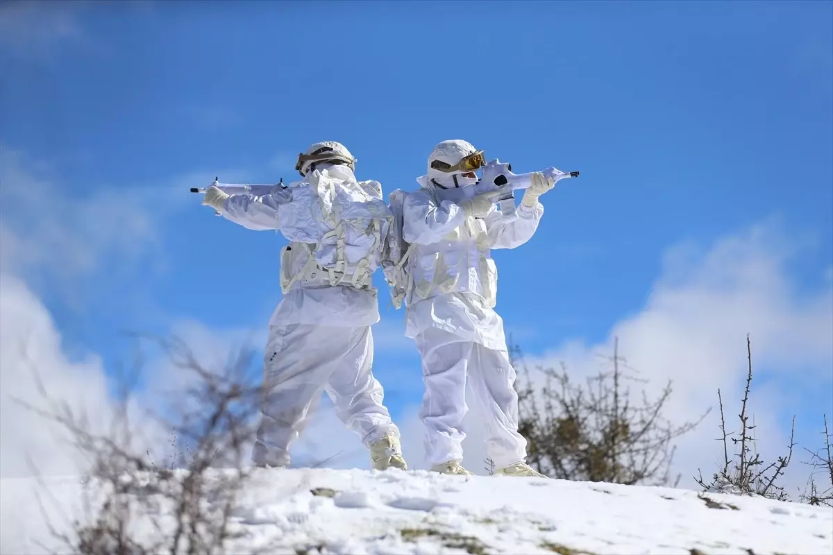 Jandarma Komandoları Kış Tatbikatında Zorlu Arazi Koşullarını Aşıyor