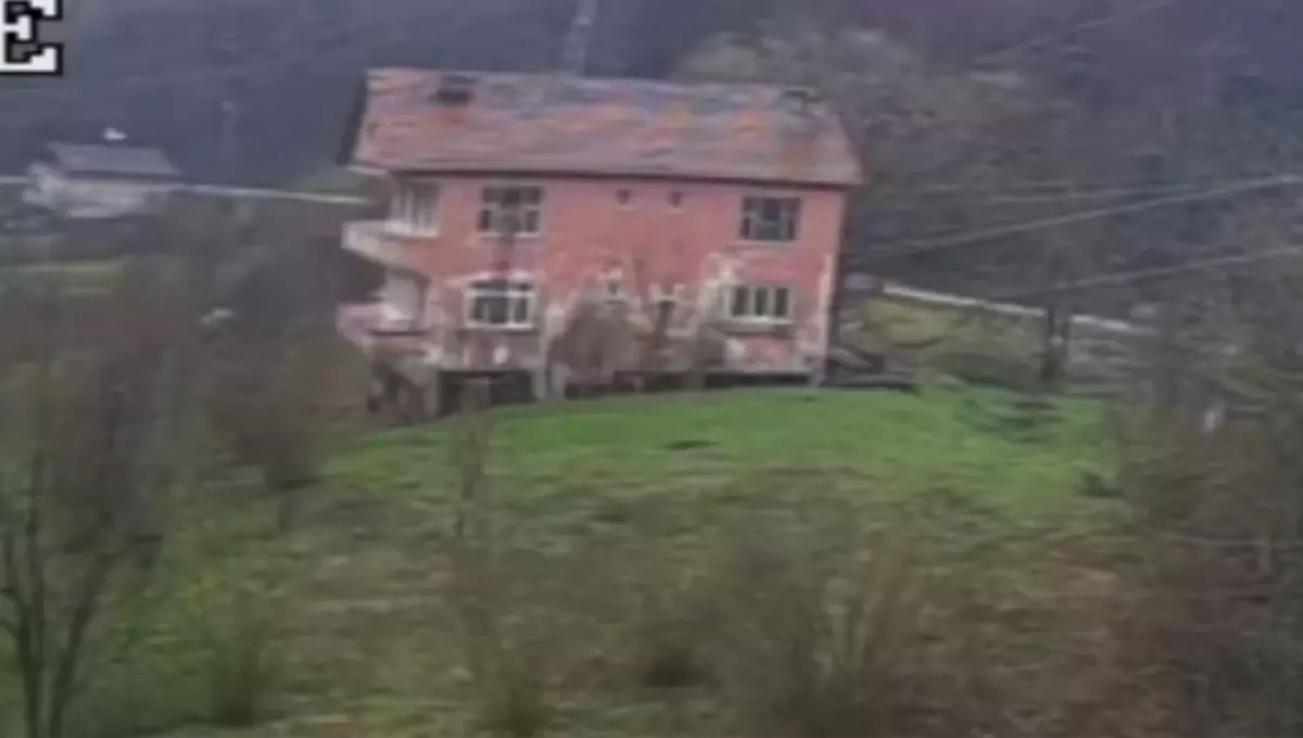 Kastamonu Cide'de Heyelan Sonrası Ev Çöktü: Güvenlik Kamerası Anları Görüntüledi