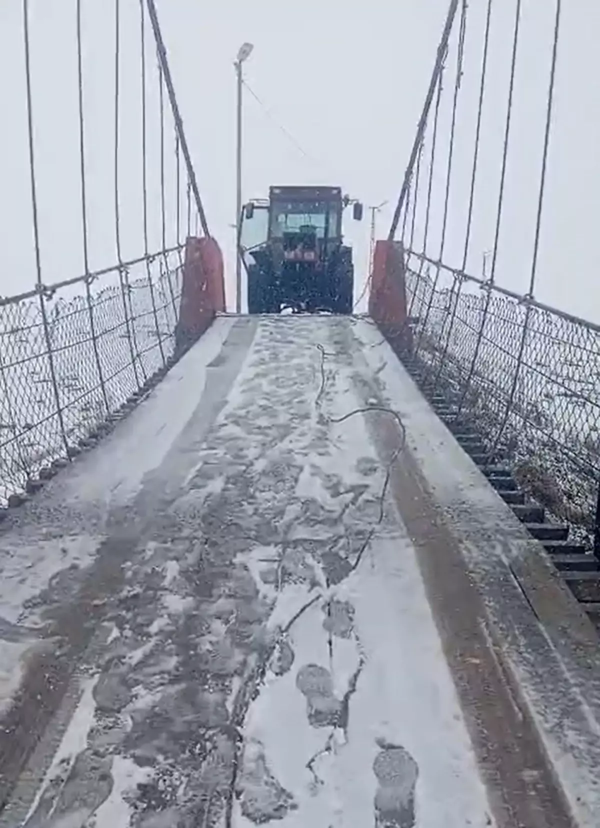 Buzlu Köprüde Kayarak Kalan Araç Traktörle Kurtarıldı