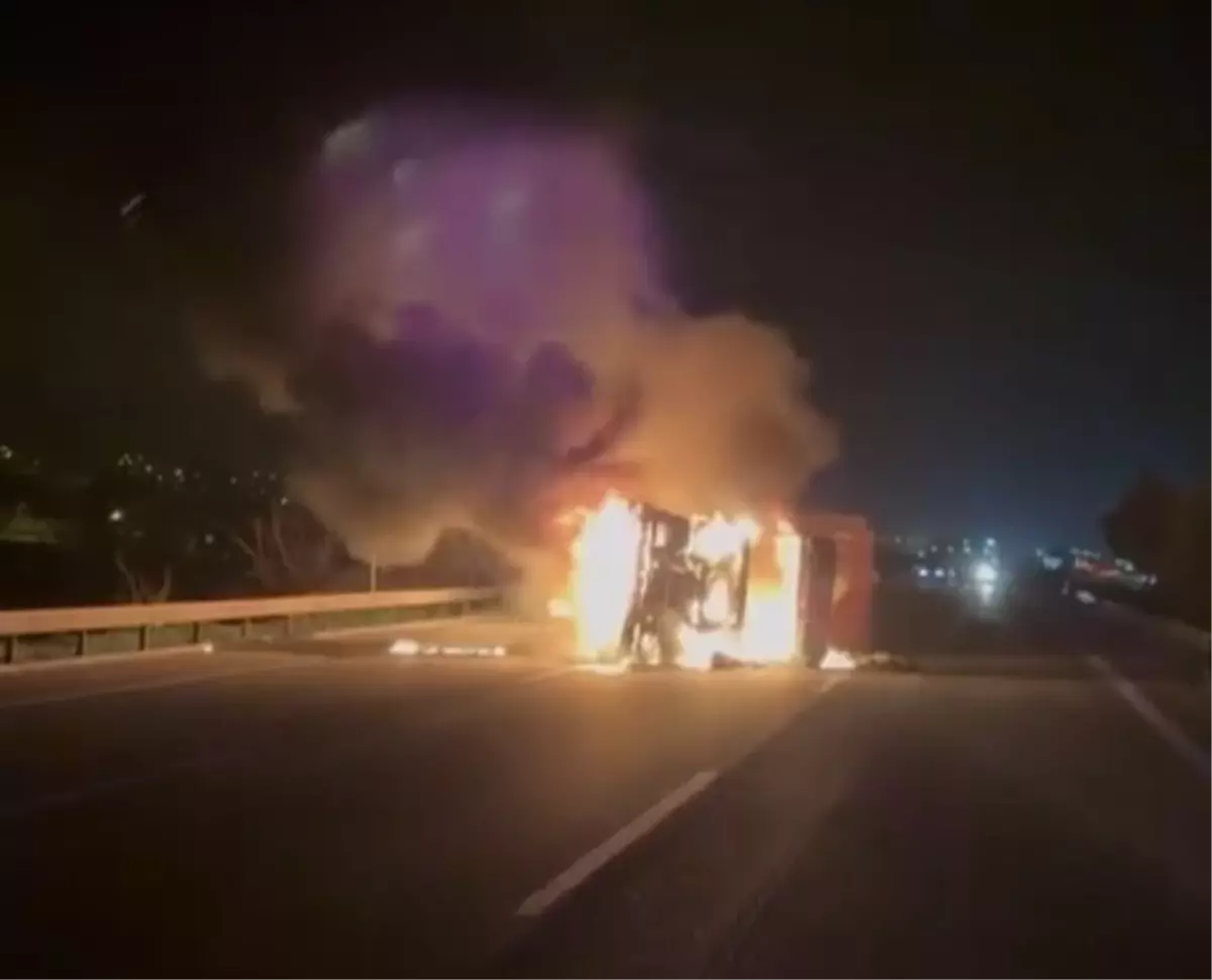Osmaniye'de Devrilen TIR'dan Ateş Çıktı: Şoför Zamanında Kurtarıldı