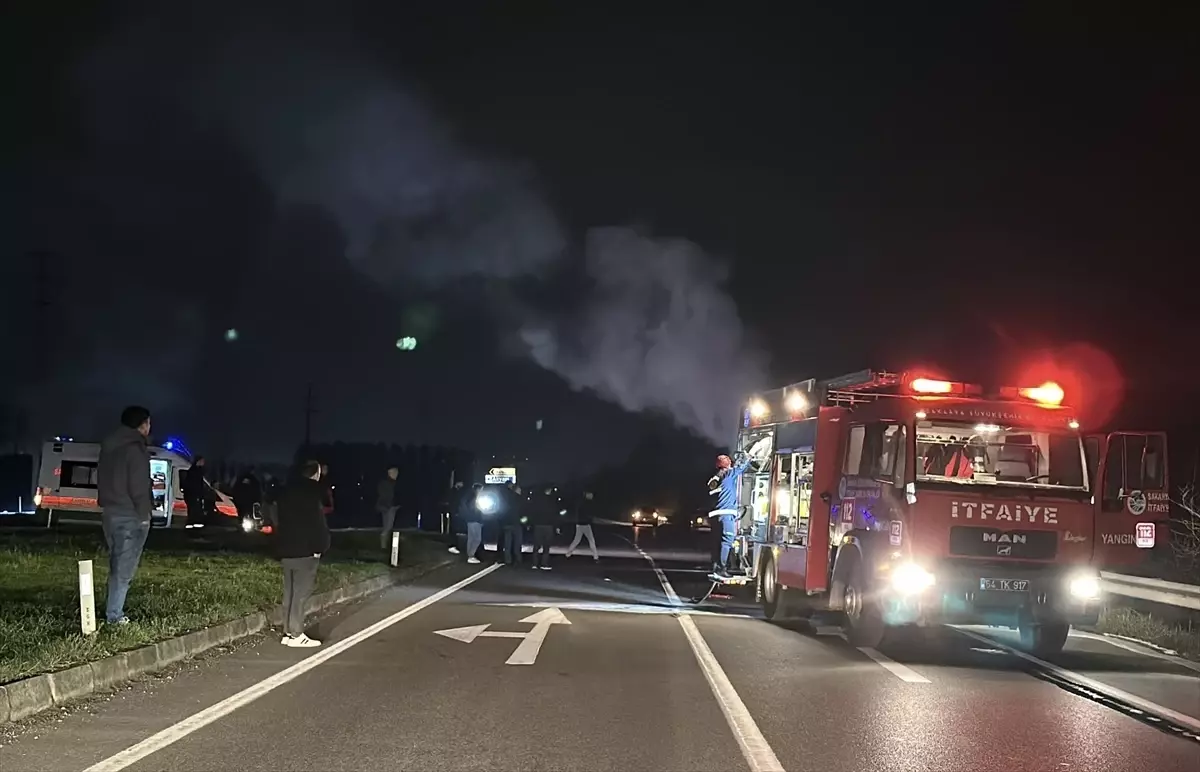 Sakarya'nın Akyazı İlçesinde Seyir Halindeki Otomobil Alev Aldı