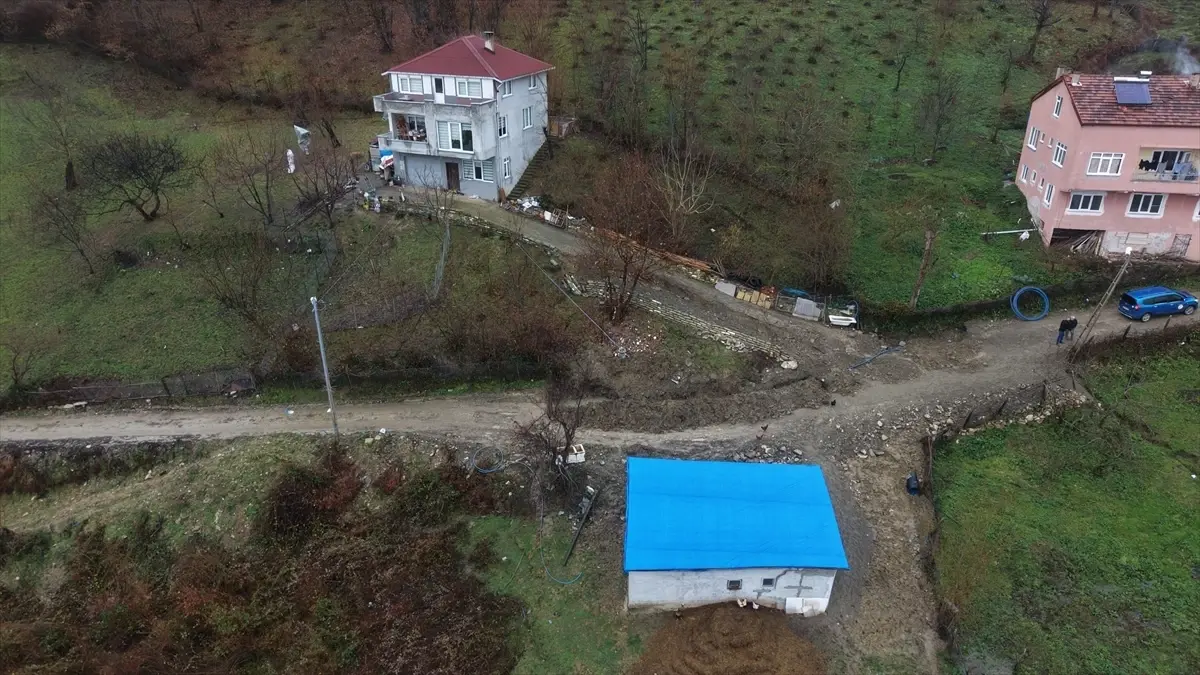 Türkeli'de Heyelan: Ahır ve Yol Hasarı Oluştu