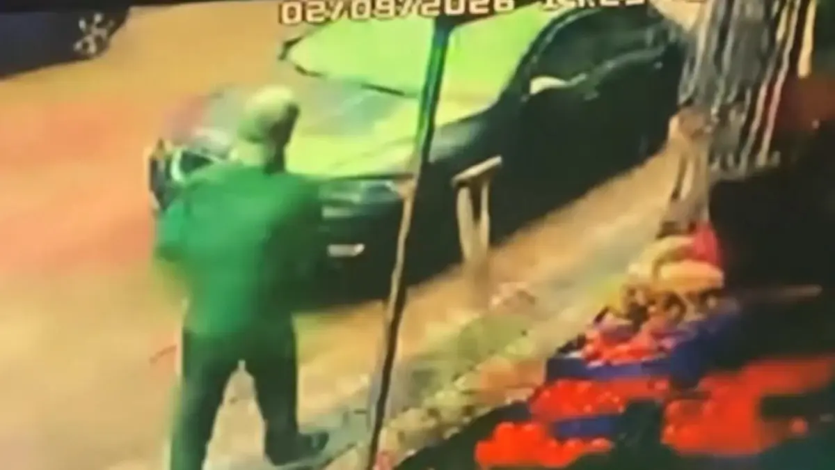 Sultangazi'de Küçük Bir Çocuk Marketten Çikolata ve Sadaka Kutusu Çaldı