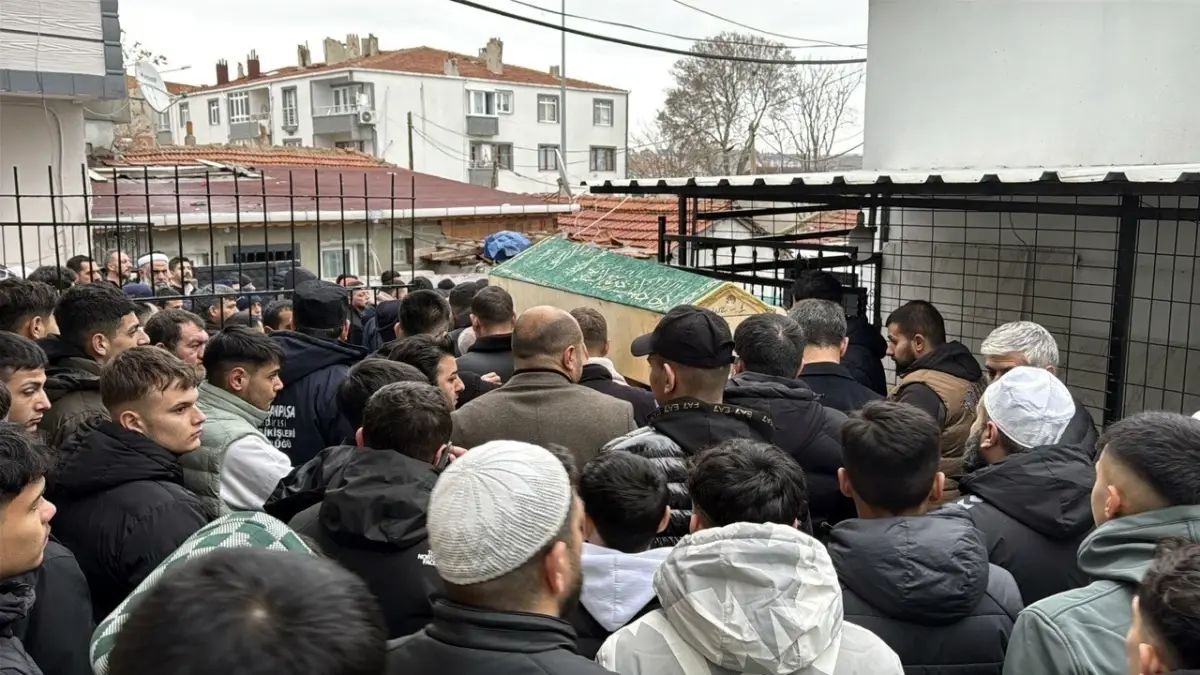 Tekirdağ’da Erkan Karadeniz’in Cenazesine Cezaevindeki Babası Katıldı