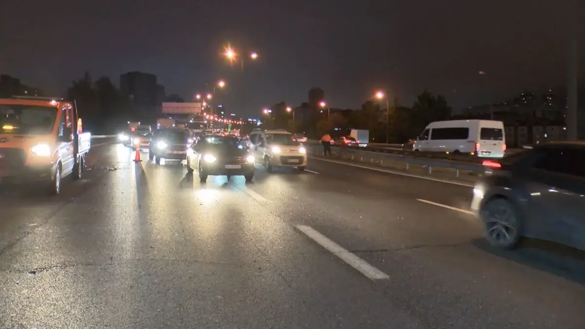 Ümraniye'de TEM Otoyolu'nda 7 Araç Zincirleme Çarpıştı, Trafik Yoğunluğu Oluştu