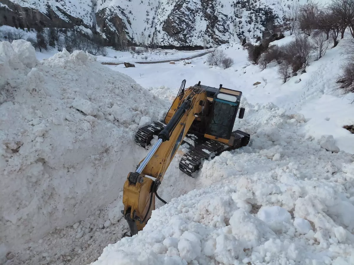 Van’da Çatak Köyü’ndeki Çığ, Yol Açma Çabalarını Zorlaştırıyor