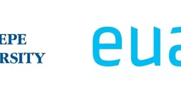 Konferans katılımcıları ve oturum sahnesi